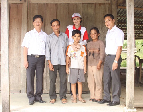 HH Diễm Hương đội nắng về quê làm từ thiện - 13