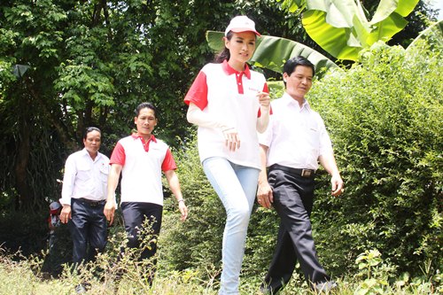 HH Diễm Hương đội nắng về quê làm từ thiện - 2