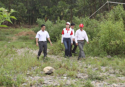 HH Diễm Hương đội nắng về quê làm từ thiện - 3