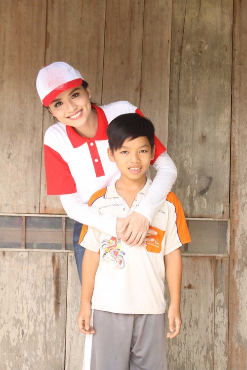 HH Diễm Hương đội nắng về quê làm từ thiện - 6