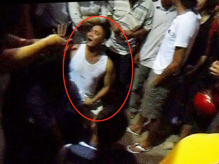 Người dân vây bắt nhóm cướp, đánh tài xế taxi - 1