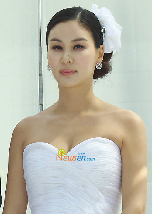 Sao Hàn đẹp lộng lẫy ngày lên xe hoa - 11