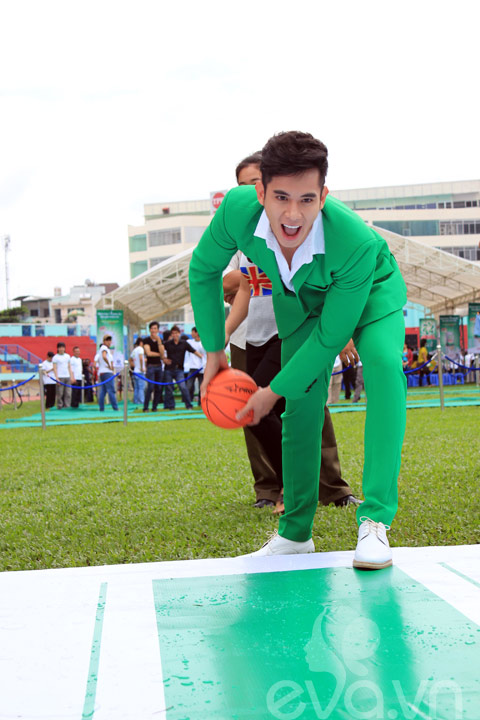 Diva Mỹ Linh nhí nhảnh cùng MC Thanh Bạch - 11