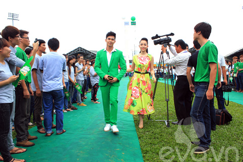 Diva Mỹ Linh nhí nhảnh cùng MC Thanh Bạch - 9