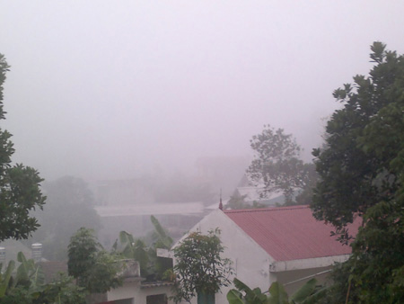 Sương mù dày đặc giữa mùa hạ ở Lào Cai - 1