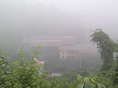 Sương mù dày đặc giữa mùa hạ ở Lào Cai - 3