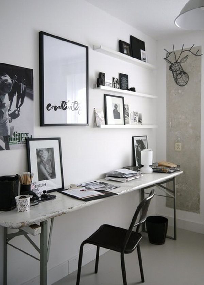 Một chiếc bàn “siêu” dài sơn trắng cực chuẩn cho căn phòng khiêm tốn diện tích, bức tường chính là thiên đường để bạn tạo phong cách cho không gian làm việc của mình như gắn kệ sách đơn giản, bài trí khung ảnh yêu thích…
