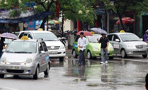 Hậu tăng giá xăng: Cước taxi, vận tải thế nào? - 1