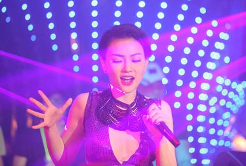 Thủy Top đằm thắm, Elly Trần sexy - 12