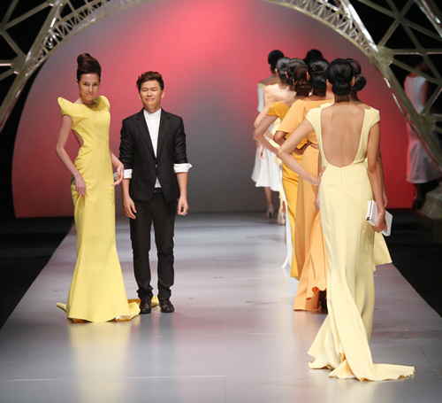 Ngôi vị quán quân Project Runway gây tranh cãi - 17