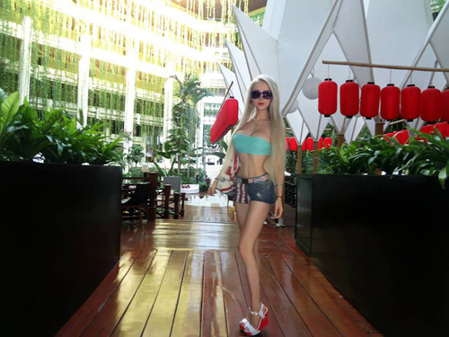 Cô nàng #039;búp bê sống#039; phủ nhận #039;dao kéo#039; - 6