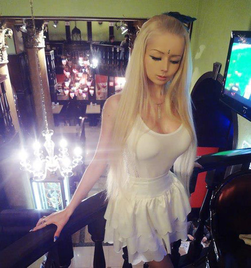 Cô nàng #039;búp bê sống#039; phủ nhận #039;dao kéo#039; - 11