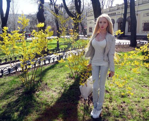 Cô nàng #039;búp bê sống#039; phủ nhận #039;dao kéo#039; - 12