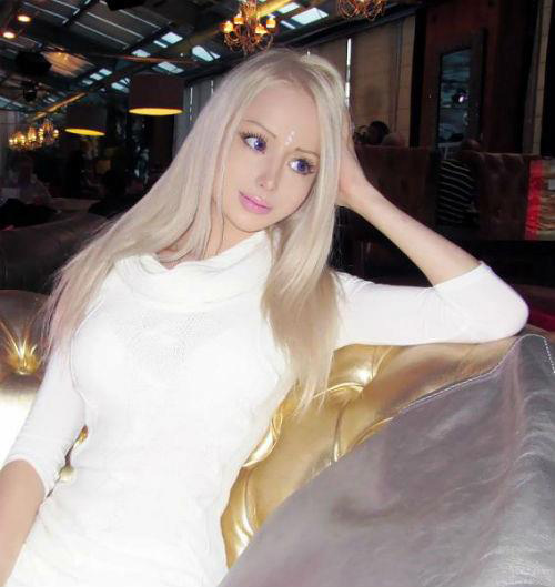 Cô nàng #039;búp bê sống#039; phủ nhận #039;dao kéo#039; - 14