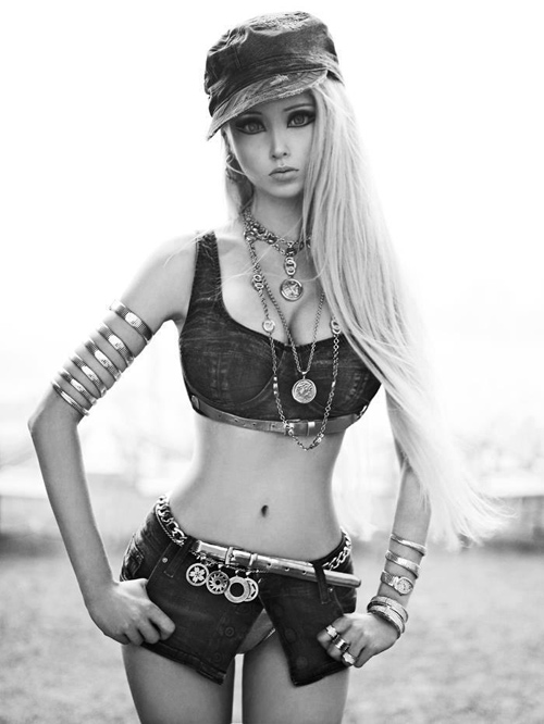 Cô nàng #039;búp bê sống#039; phủ nhận #039;dao kéo#039; - 17