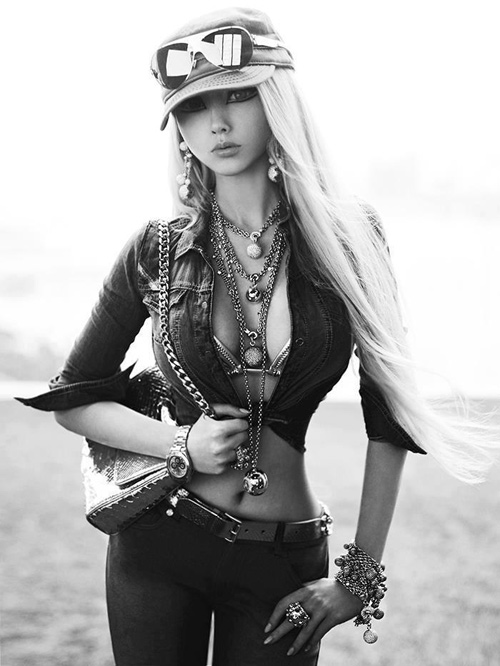 Cô nàng #039;búp bê sống#039; phủ nhận #039;dao kéo#039; - 18