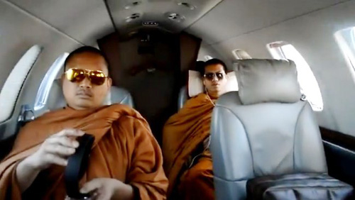 Nhà sư Thái Lan đi máy bay riêng bị chỉ trích - 1