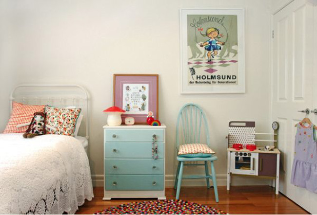 Màu sắc của tủ đồ hài hòa với đồ nội thất làm cho căn phòng trở nên thanh lịch, phong cách.
