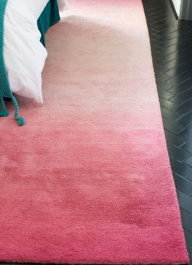Một góc tấm thảm trải sàn Ombre hồng ngây thơ.
