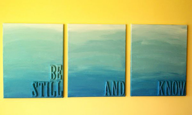 Để làm được các bức tranh treo tường nghệ thuật thế này, chúng ta chỉ cần 5 màu sơn acrylic xanh nước biển khác nhau, bảng gỗ phủ sơn trắng, một ít chữ cái để ghép thành thông điệp yêu thích mà thôi.
