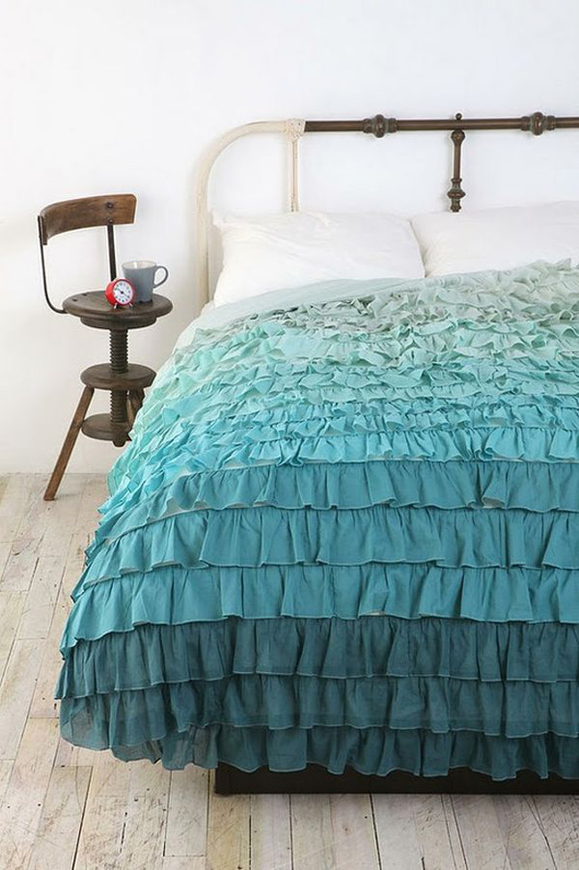 Trào lưu Ombre làm cho phòng ngủ đáng yêu hơn rất nhiều. Từng lớp màu xanh bao phủ lên chiếc chăn, đậm dần, đậm dần về phía cuối phảng phất dư vị của biển.

