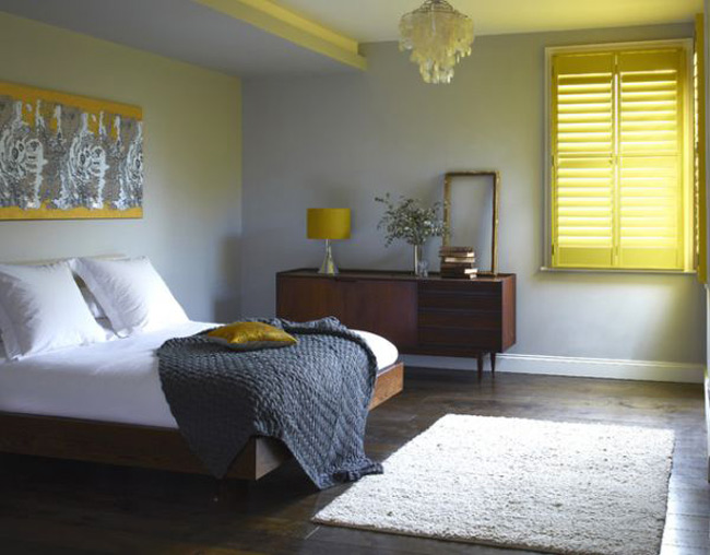 Màu xám và màu vàng không phải là sự kết hợp phổ biến nhưng đối với căn phòng này thì nó hoàn toàn đẹp mắt.
