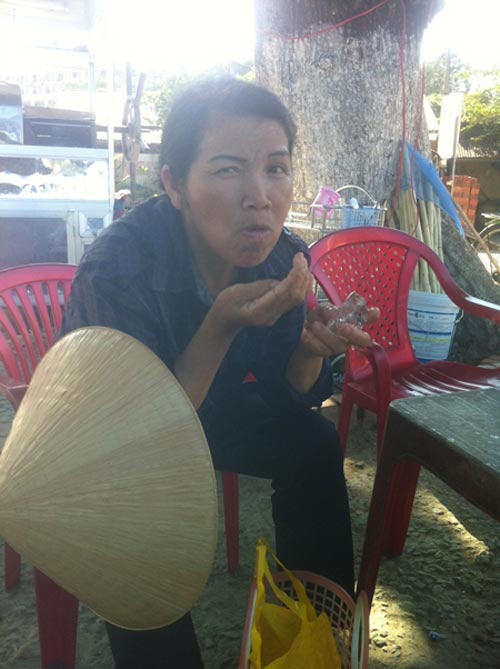 Kỳ lạ người đàn bà ăn đá lạnh thay cơm - 1