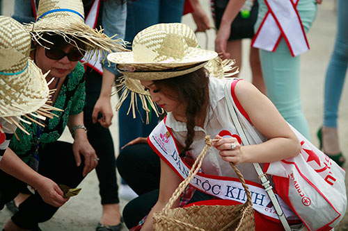 TS Kim Hồng cùng thí sinh bảo vệ Cù Lao Chàm - 9