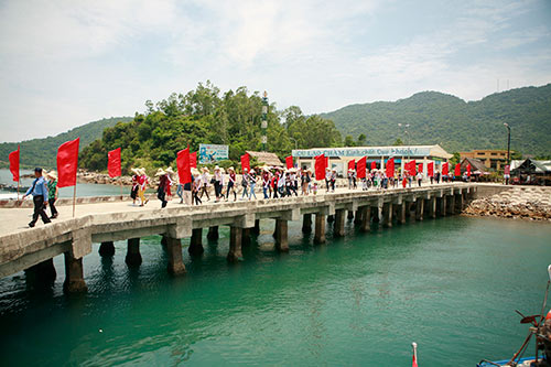 TS Kim Hồng cùng thí sinh bảo vệ Cù Lao Chàm - 1