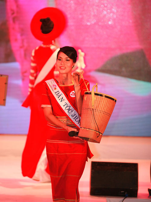 TS Kim Hồng cùng thí sinh bảo vệ Cù Lao Chàm - 17