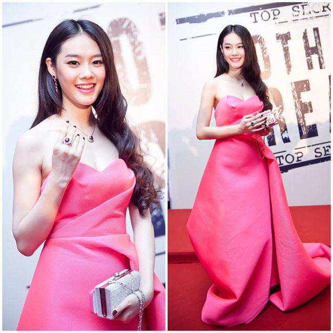 Nhờ bộ đầm hồng này, người đẹp Linh Chi được bình chọn là người mặc đẹp nhất trong một show diễn của Đỗ Mạnh Cường
