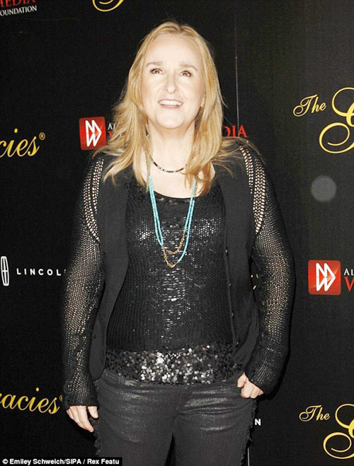 Angelina Jolie bị phản đối cắt bỏ ngực - 3