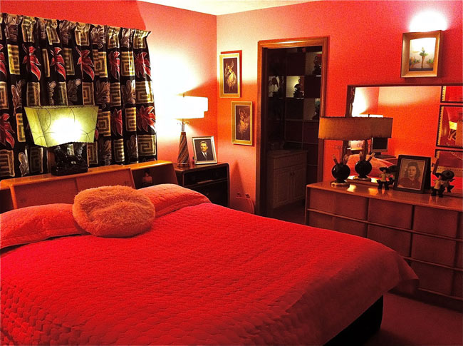 Tuy nhiên, màu đỏ và màu cam chỉ nên dùng ở mức vừa phải trong phòng ngủ bởi tông màu này mang nhiều tính âm.
