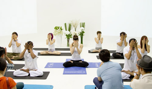 Hà Hồ bất ngờ làm cô giáo dạy yoga - 6