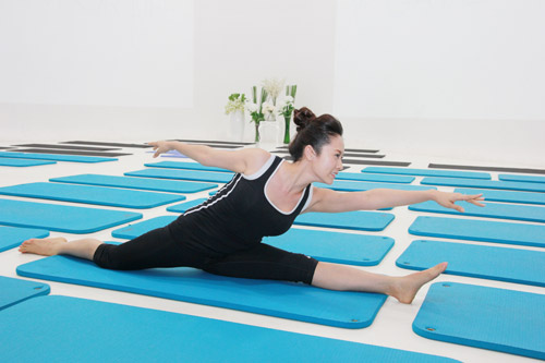 Hà Hồ bất ngờ làm cô giáo dạy yoga - 4