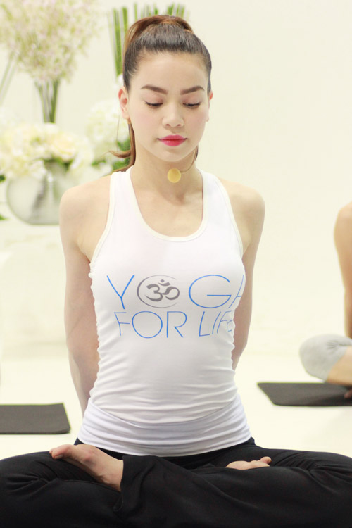 Hà Hồ bất ngờ làm cô giáo dạy yoga - 7