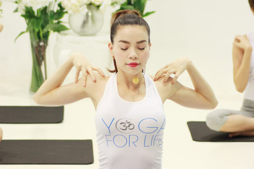 Hà Hồ bất ngờ làm cô giáo dạy yoga - 8