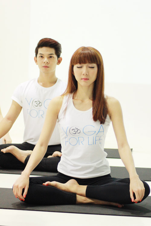 Hà Hồ bất ngờ làm cô giáo dạy yoga - 11