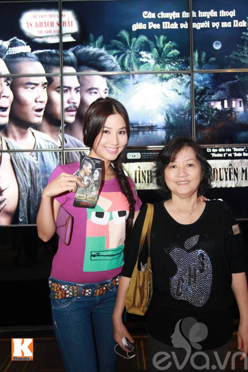 Diễm My 9X quot;hí hửngquot; đi xem phim ma cùng mẹ - 1