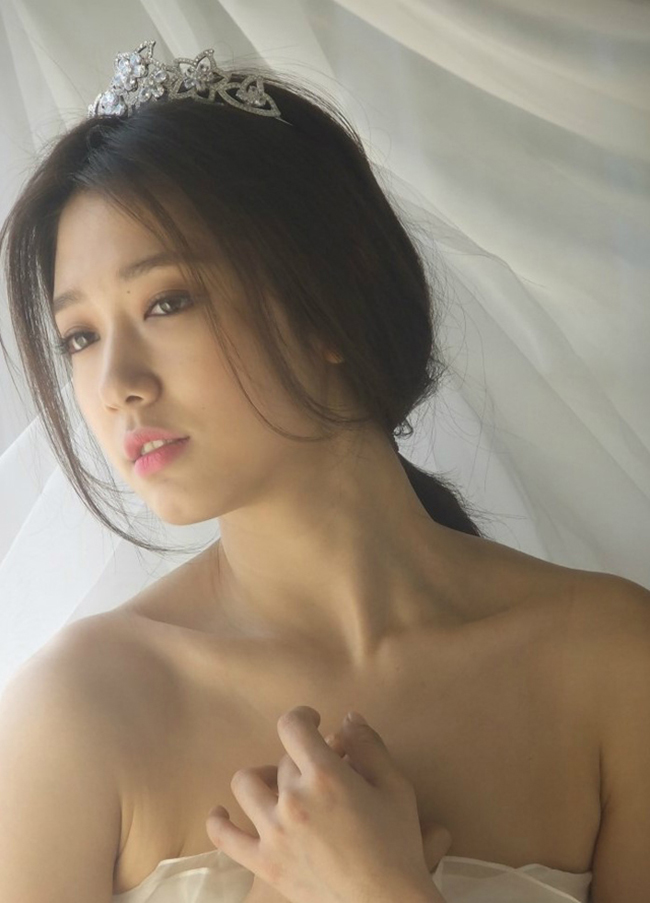 Park Shin Hye biến hóa thành cô dâu xinh đẹp, gợi cảm.
