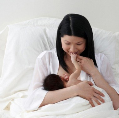 Giái đáp rắc rối khi cho bé “tu ti” - 1