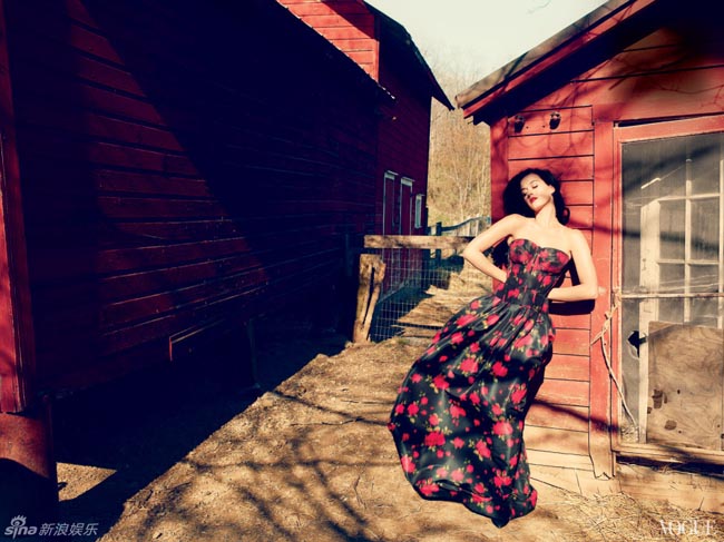 Trong bộ ảnh mới do tạp chí Vogue thực hiện, Katy Perry hóa thân vào hình tượng cô gái đồng quê gợi cảm, ngọt ngào và mang hơi hướng cổ điển.

