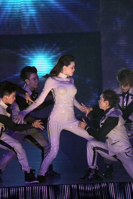 Khi sao Việt thích... cởi trên sân khấu! - 7