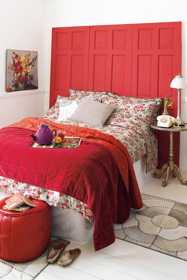 Màu đỏ lúc nào cũng là màu của sự ái ân, mặn nồng. Giường ngủ màu đỏ đi kèm ga trải giường cùng màu đem lại cảm giác rạo rực hơn cho các cặp tình nhân.
