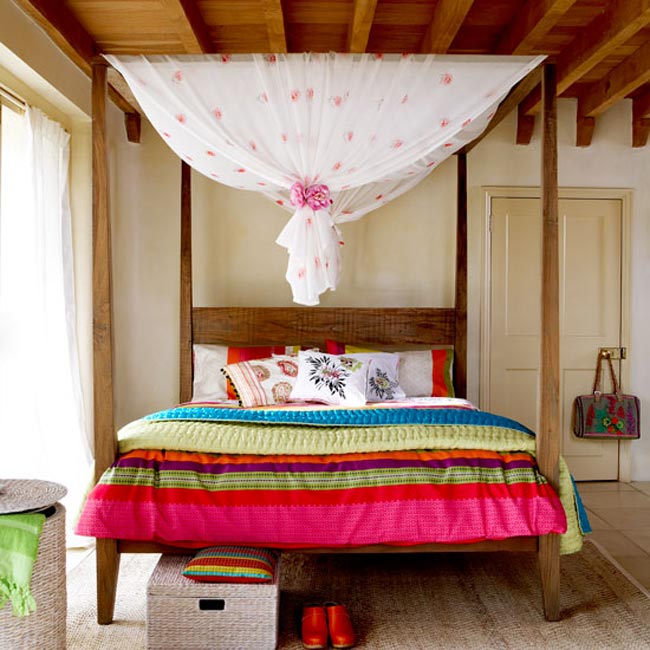 Phòng ngủ mùa hè không thể thiếu đi chiếc màn họa tiết hoa cuốn hút bên cạnh màu sắc rực rỡ của chăn gối.
