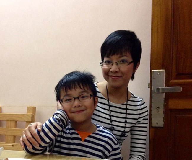 Hiện tại Gia Bảo sống cùng mẹ tại một căn hộ chung cư nhỏ nhắn ở Hà Nội.
