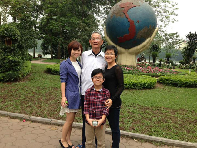 Bức ảnh chụp đại gia đình Thảo Vân, cu Tít và ông ngoại bé. 
