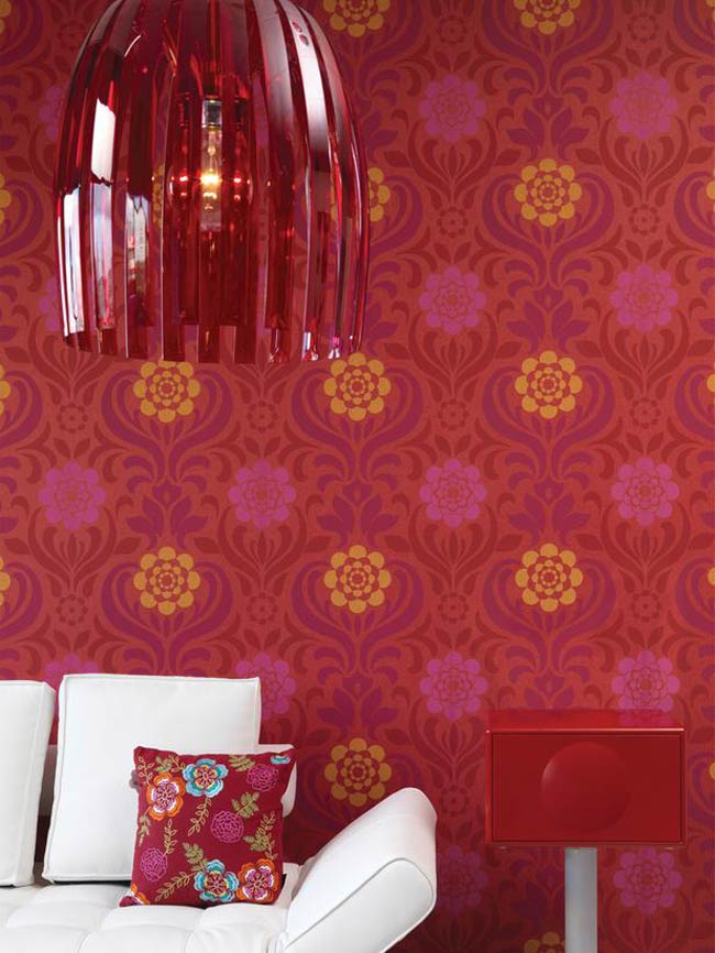 Mẫu giấy dán tường gam màu nóng cùng họa tiết hoa nổi bật lấy cảm hứng từ những năm 60 nhấn mạnh cá tính của chủ nhân căn phòng.
