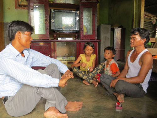 Cha mẹ lười, đẩy con đi ăn xin - 1