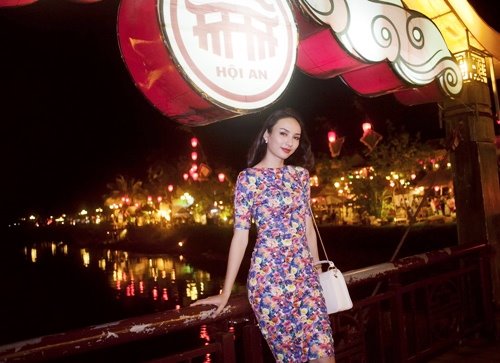 HH Ngọc Diễm trẻ trung dạo phố cổ Hội An - 1